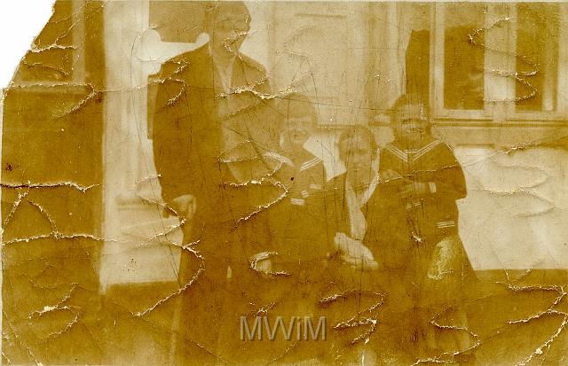 KKE 072.jpg - Helena i Adam Orzechowscy z dziećmi Henrykiem i Alicją, Krzemieniec 1933 r.